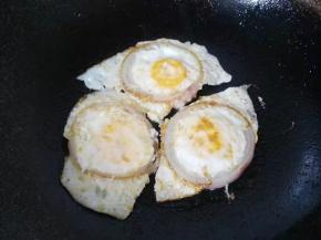 鸡蛋煎至微黄后翻面，继续把另外一面也煎至微黄；