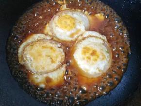 然后倒入调好的碗汁，烧至浓稠收汁，洒点熟的黑白芝麻，即可起锅；