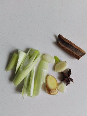 准备葱姜蒜切片和调料