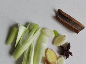 准备葱姜蒜切片和调料