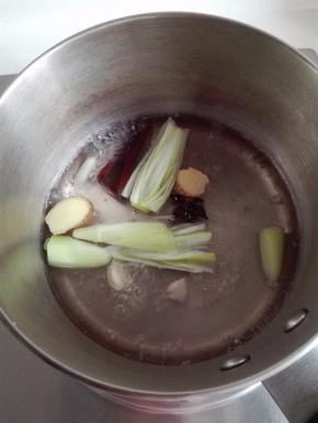 材料放入小锅中，放入清水煮开，煮出味道，洋葱不喜欢的可以不放