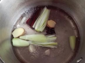 材料放入小锅中，放入清水煮开，煮出味道，洋葱不喜欢的可以不放