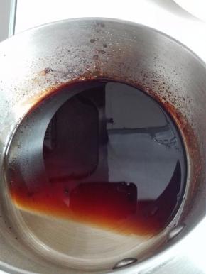 一直煮到汤汁浓稠，大约需要20分钟，这是捞出香料后的样子