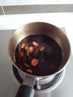 再放入所有的调料，小火慢煮，香料不用捞出来