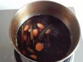 再放入所有的调料，小火慢煮，香料不用捞出来