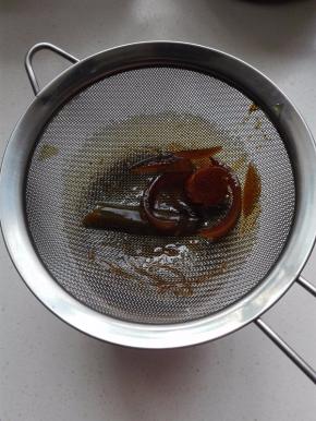 香料可以不用捞出，最后直接过滤装瓶，最好放入冰箱冷藏保存