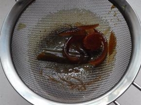 香料可以不用捞出，最后直接过滤装瓶，最好放入冰箱冷藏保存