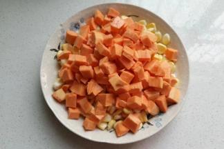 把切好的红薯丁一起放入玉米中；