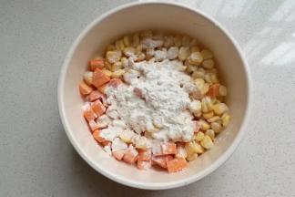 淀粉，面粉按1:1的比例加入玉米粒与红薯粒中；