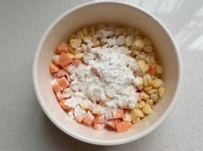 淀粉，面粉按1:1的比例加入玉米粒与红薯粒中；