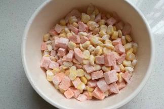 然后翻拌均匀，让所有玉米粒和红薯粒都沾上粉类混合物；