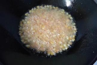 锅中入适量油，七成热时下入玉米粒和红薯粒中小火炸制；