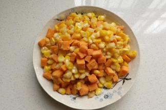 炸至金黄熟透后捞起控干油备用；