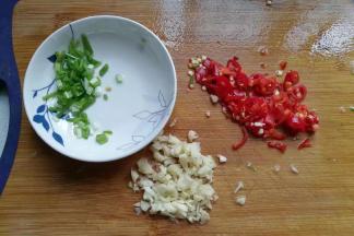 红辣椒切细末，蒜切末，葱切小断备用；