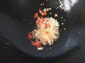 锅中留少许底油，下蒜末和红椒末煸炒出香味；