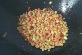 倒入玉米粒和红薯粒大火翻炒均匀；