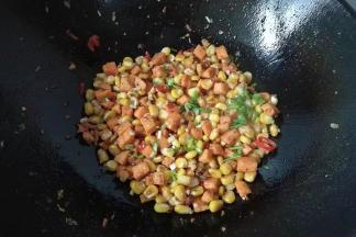 接着依次调入适量椒盐，胡椒，鸡精，生抽和葱花快速炒匀即可出锅。