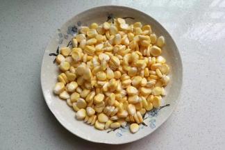 
新鲜玉米一个掰成玉米粒；