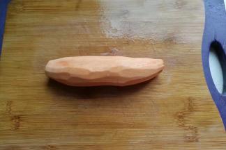 红薯一个去皮洗净，切成均匀的细丁；
