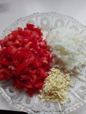 洋葱去皮洗净切小丁，西红柿去皮切小块，蒜切末