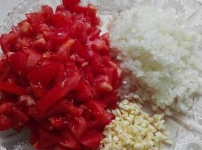 洋葱去皮洗净切小丁，西红柿去皮切小块，蒜切末