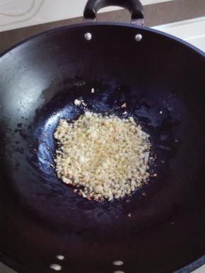 锅中放油，放入蒜末炒至金黄