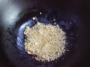 锅中放油，放入蒜末炒至金黄