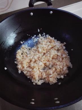 放入洋葱末炒至透明