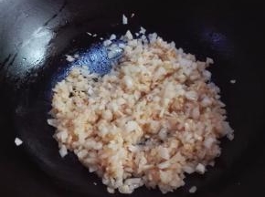 放入洋葱末炒至透明