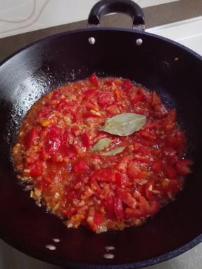 放入香叶慢炖，放入盐、糖继续慢炖