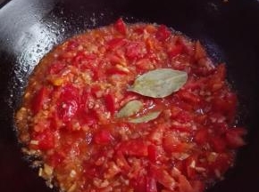 放入香叶慢炖，放入盐、糖继续慢炖