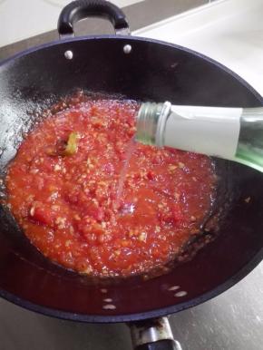 放入朗姆酒炖至酒味挥发