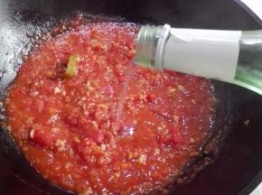 放入朗姆酒炖至酒味挥发