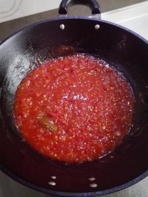 一直炖到西红柿软烂如泥，品尝一下滋味，根据自己的口味再添加盐分