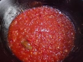 一直炖到西红柿软烂如泥，品尝一下滋味，根据自己的口味再添加盐分