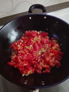 放入西红柿翻炒