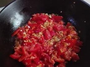 放入西红柿翻炒