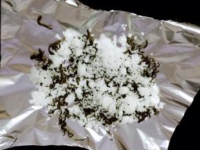 喜欢熏制口味的可以熏一下。铁锅内放锡纸，上面放白糖和茶叶