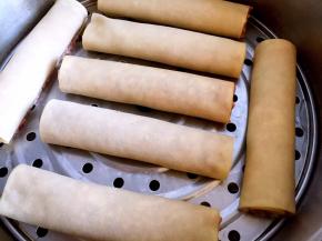 全部卷好后，放入蒸锅，水开后蒸20分钟