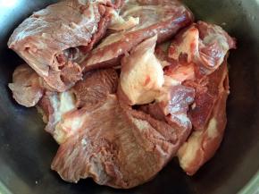 猪肉洗净沥干水分