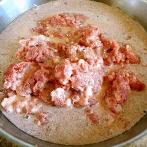 将调料用水化开，放入肉馅