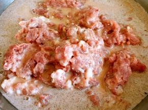 将调料用水化开，放入肉馅