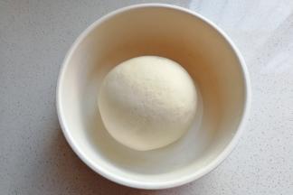 面粉中加入2克盐，酵母用温水化开静置几分钟，然后倒入面粉中搅拌均匀揉成光滑的面团，盖保鲜膜发酵；