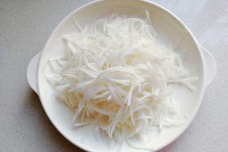 白萝卜一个去皮，擦成萝卜丝；