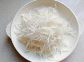 白萝卜一个去皮，擦成萝卜丝；