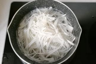 锅中入适量水烧开，水开后放入萝卜丝焯水；