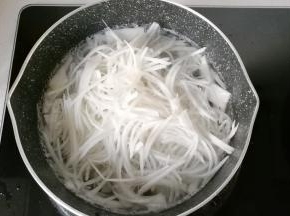 锅中入适量水烧开，水开后放入萝卜丝焯水；