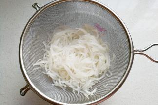 焯好后倒入网筛中过凉水冲洗一下；