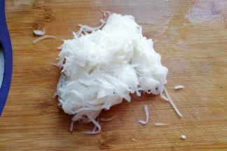 然后把萝卜丝的水份尽量挤干；