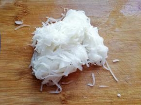 然后把萝卜丝的水份尽量挤干；